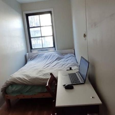 Central & Affordable Williamsburg Small Room Нью-Йорк Экстерьер фото