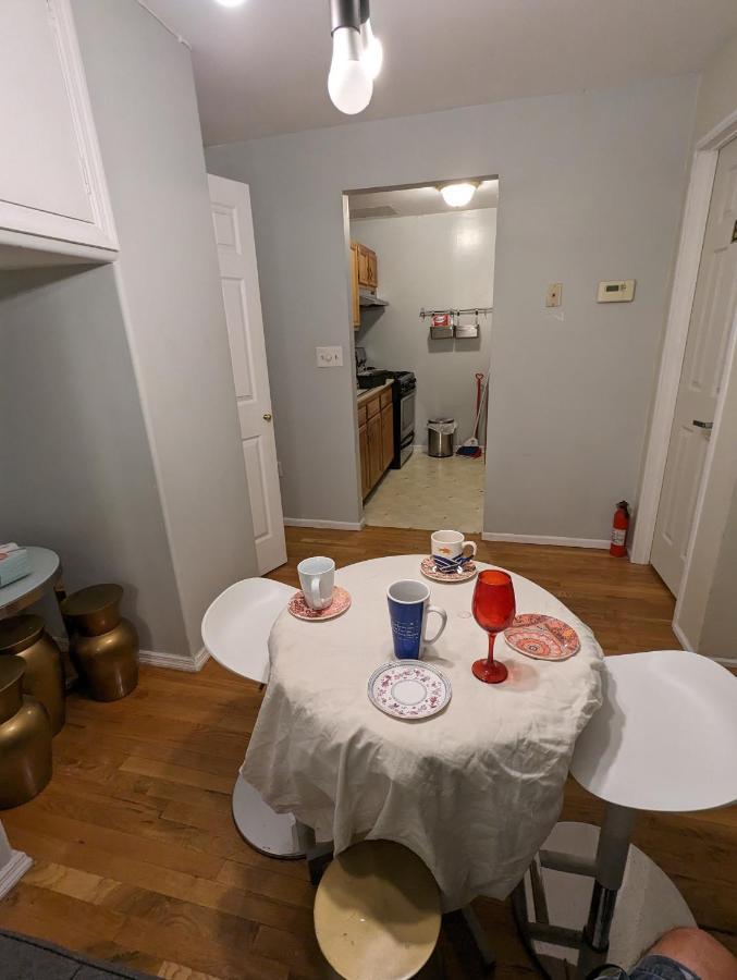 Central & Affordable Williamsburg Small Room Нью-Йорк Экстерьер фото
