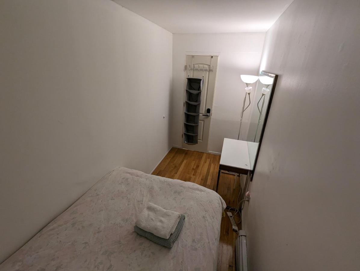 Central & Affordable Williamsburg Small Room Нью-Йорк Экстерьер фото