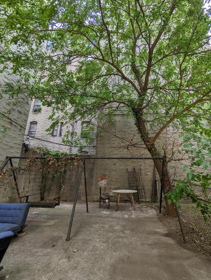 Central & Affordable Williamsburg Small Room Нью-Йорк Экстерьер фото