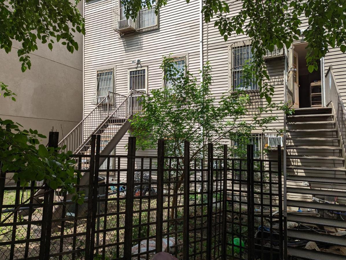 Central & Affordable Williamsburg Small Room Нью-Йорк Экстерьер фото