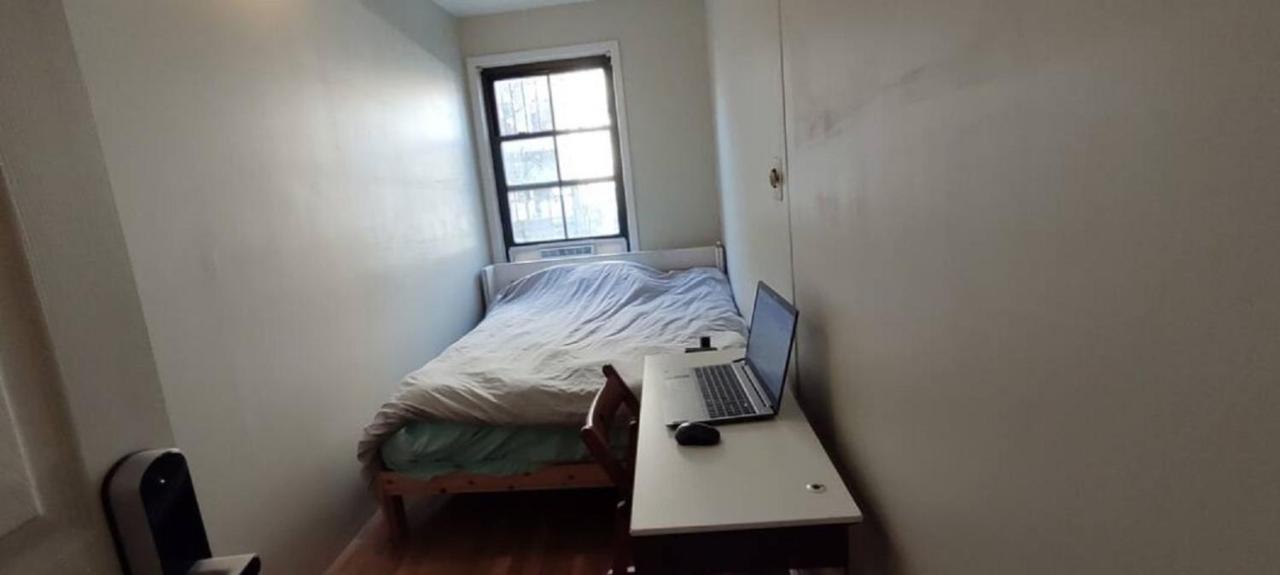 Central & Affordable Williamsburg Small Room Нью-Йорк Экстерьер фото