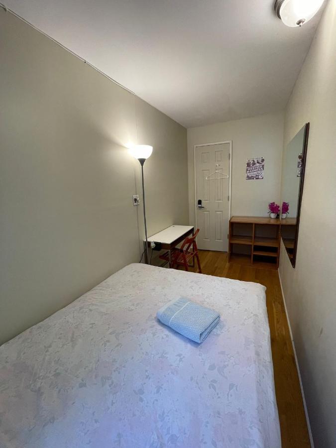 Central & Affordable Williamsburg Small Room Нью-Йорк Экстерьер фото